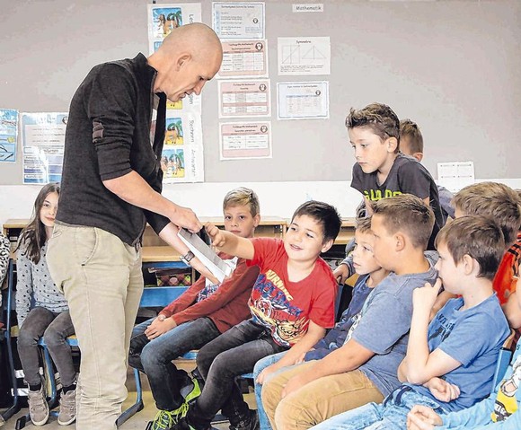 Der belgische Kinderbuchautor Stefan Boonen (l.) ist zu Gast an den Grundschulen in Bad Berleburg und stellt den Jungen und Mädchen seine Arbeit vor. (SZ-Foto: Björn Weyand)