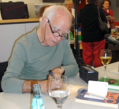 Signierstunde mit der brasilianischen Literaturlegende Ignácio de Loyola Brandão. (SZ-Foto: Melanie Günther)