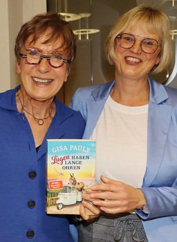 Bestseller-Autorin Gisa Pauly (links) und Bettina Born aus dem Literaturpflaster-Team ergänzten sich bei der Lesung nicht nur in den Blautönen ihrer Kleidung. (Foto: Jens Gesper)