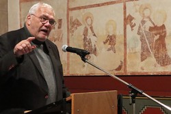 Auf dem Berleburger Literaturpflaster und vor den vor-reformatorischen Malereien in der Raumländer Kirche nahm Pfarrer Martin Bräuer seine Zuhörenden am Reformationstag auf den Spuren Martin Luthers mit nach Rom. (Foto: Jens Gesper)