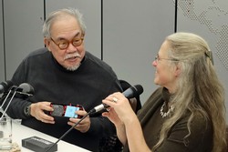 Der Literaturpflasterstein aus den Händen von Hauptorganisatorin Rikarde Riedesel als traditionelles, aber für Außenstehende ungewöhnliches Dankeschön am Ende einer Veranstaltung erfreute auch den renommierten philippinischen Schriftsteller Jose Dalisay.