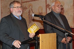 „Uns eint mehr, als uns trennt“ - Dirk Spornhauer (links) und Martin Bräuer, die sich Beide beim Konfessionskundlichen Institut engagieren, freuten sich, dass sie für jeden Vortrags-Gast dieses Buch als Geschenk der Institution aus Bensheim dabeihatten. (Foto: Jens Gesper)