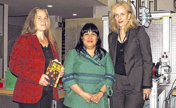 Rikarde Riedesel, Leila S. Chudori und Barbara Weidle (v. l.) gestalteten im EJOT-Labor den Literaturpflaster-Abend rund um den Roman 'Pulang'. (SZ-Foto: Guido Schneider)