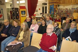 Zwei Dutzend Zuhörende waren jetzt auf dem Literaturpflaster im Dritten Ort, der Berleburger Bücherei der Zukunft, um etwas über „Klimakrise und Gerechtigkeit in den Philippinen“ zu erfahren.