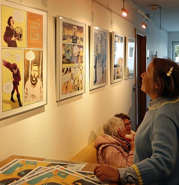 Nach der Ausstellungseröffnung in der Volksbank Wittgenstein flanieren die Besucher durch Eschers unmögliche Welten – und kommen dabei ins Gespräch und ins Nachdenken. (Foto: Jens Gesper)