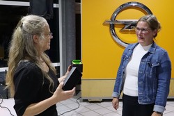 Die begehrten Literaturpflastersteine wechseln gerade in hoher Geschwindigkeit ihre Besitzer in Bad Berleburg: Rikarde Riedesel (links) überreichte jetzt im örtlichen Opel-Autohaus auch einen Stein an Stella Kroh aus der Geschäftsleitung. (Foto: Jens Gesper)