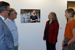 Eingerahmt von Bernd Fuhrmann, Markus Kirchgessner, Rikarde Riedesel und Patrica Wohlgemuth (von links) zeigt die Fotografie Maurizio Fiorino, der am 8. Oktober im Berleburger Autohaus Kroh aus seinem Roman „K.O.“ lesen wird. (Foto: Jens Gesper)