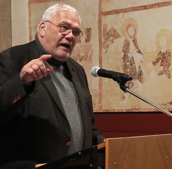 Auf dem Berleburger Literaturpflaster nahm Pfarrer Martin Bräuer seine Zuhörenden am Reformationstag auf den Spuren Martin Luthers mit nach Rom. (Foto: Jens Gesper)