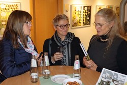 Christina Feige-Meyer und Kerstin Burgmann hatten sehr zur Freude von Rikarde Riedesel (von links) die Achtklässler der Ludwig-zu-Sayn-Wittgenstein-Schule im Kunst-Unterricht perfekt auf den Graphic-Novel-Workshop vorbereitet. (Foto: Jens Gesper)