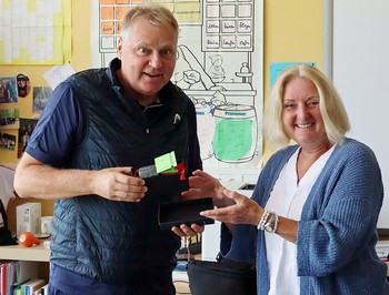 Mit Applaus begrüßen Schülerinnen und Schüler des Johannes-Althusius-Gymnasiums den italienischen Schriftsteller Gabriele Clima. (Foto: Jens Gesper)