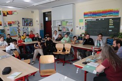 Die Hauptschülerinnen und -schüler der Ludwig-zu-Sayn-Wittgenstein-Schule begrüßten Gabriele Clima mit „Buongiorno“, weil einer von ihnen wusste, wie man „Guten Tag“ auf Italienisch sagt. (Foto: Jens Gesper)