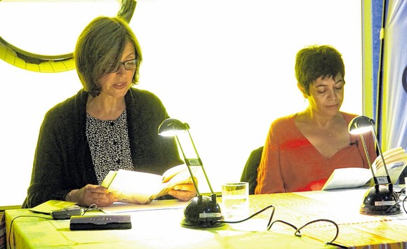 Patricia Klobusiczky (links) und Valérie Zenatti trafen sich bei der Lesung zum ersten Mal. 'Es gibt viele Bücher, die man nicht übersetzen muss – aber dieses Buch ist etwas Besonderes', schwärmte Klobusiczky. (WP-Foto: Marcel Krombusch)