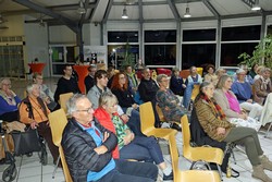 40 Besucherinnen und Besucher hatten ihren Weg ins Opel-Autohaus Kroh gefunden, wo die herbstlichen Literaturpflaster-Lesungen längst fest zum Jahresablauf gehören. (Foto: Jens Gesper)