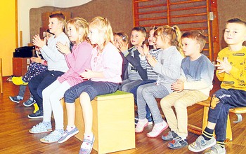 Nach der Lesung in der evangelischen Kita 'Senfkorn' am Bad Berleburger Sengelsberg bedanken sich die Mädchen und Jungen und Erzieherin Manuela Schnell mit Applaus. (Foto: Jens Gesper)