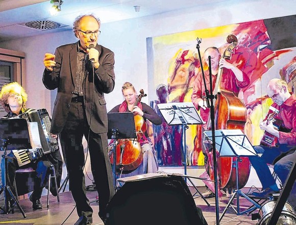 Jean-Claude Séférian riss das Publikum in der Sparkasse mit seinem Gesang mit und sorgte mit dem Ensemble 'Café de Paris' für französische Atmosphäre. (SZ-Foto: ams)