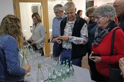 Die Konzert-Pause nutzten die Besucherinnen und Besucher im Neuen Capitol Bad Berleburg zur Erfrischung...