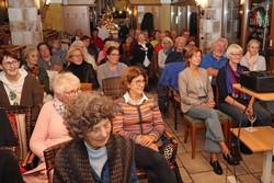 Während Felicitas Hegemann auf ihrer Rad-Reise durch Italien immer einen Bogen um große Menschen-Ansammlungen machte, sorgte sie jetzt mit ihrem Vortrag auf dem Berleburger Literaturpflaster selbst für eine. (Foto: Jens Gesper)