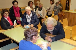 Gern gab die Bestseller-Autorin Gisa Pauly nach ihrer Literaturpflaster-Lesung im Berleburger Amtsgericht noch reichlich Autogramme. (Foto: Jens Gesper)