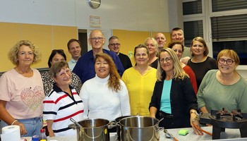 Nach der Adobo-Abend-Premiere stellten sich alle Anwesenden des ersten VHS-Kochkurses 'Philippinen' auf dem Literaturpflaster 2025 zum Gruppenbild in der Lehrküche der Realschule auf dem Berleburger Stöppel auf. (Foto: Jens Gesper)