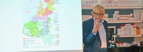 Geschichte im Schnelldurchlauf: Prof. Dr. Jan Konst erklärt, wie sich der niederländische Sprachraum im 16. und 17. Jahrhundert gespalten und weiterentwickelt hat. (WP-Foto: Britta Prasse)