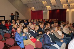 120 Besucherinnen und Besucher kamen ins Berleburger Bürgerhaus am Markt, um sich von dort auf dem Literaturpflaster mit in die Toskana nehmen zu lassen. (Foto: Jens Gesper)