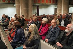 Drei Dutzend Zuhörerinnen und Zuhörer hatten sich am Reformationstag auf den Weg zur Raumländer Kirche gemacht, um auf dem Literaturpflaster etwas über die Rom-Reise von Martin Luther zu hören. (Foto: Jens Gesper)