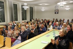 70 Zuhörerinnen und Zuhörer hatten sich auf den Weg zur Krimi-Lesung ins Berleburger Amtsgericht gemacht - und waren durch die Bank weg begeistert. (Foto: Jens Gesper)