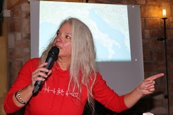 Felicitas Hegemann hat nicht nur einen entsprechenden Sprackhurs an der Volkshochschule belegt, auch Mimik und große Geste beherrscht sie, ganz wie es das Italien-Klischee verlangt. (Foto: Jens Gesper)