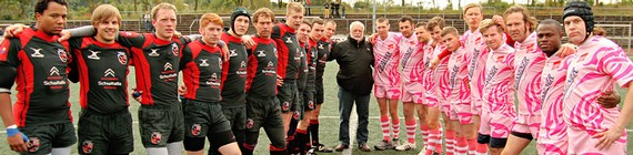 Die Rugbyteams, Rugby Union Marburg und TSV Krofdorf-Gleiberg, mit Schiedsrichter Jean Claude Mourlane. (WP-Foto: Peter Kehrle - www.fotogeist.com)