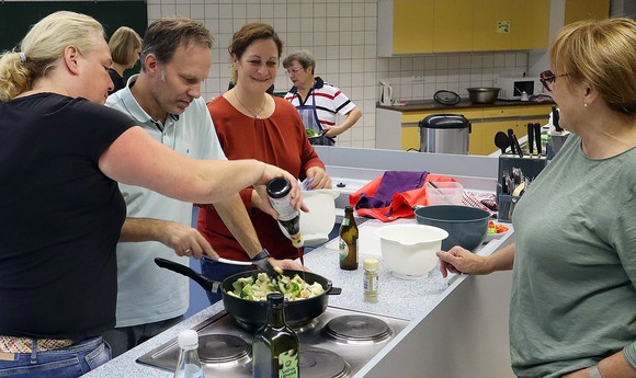 Viel Gemüse gehörte zum Adobo à la Wittgenstein, das in diesem Jahr auf dem Berleburger Literaturpflaster 'Philippinen' in zwei Volkshochschul-Kochkursen zubereitet wurde. (Foto: Jens Gesper)