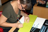 Ausstellung: 'Quand les images racontent - Wenn Bilder erzählen' von Béatrice Rodriguez: Béatrice Rodriguez signiert und zeichnet, Foto: Jens Gesper