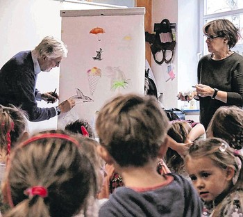 Wenn aus Gedanken echte Bilder entstehen: Dieter und Ingrid Schubert zauberten den Kindergärten persönliche Andenken. (SZ-Foto: Timo Karl)