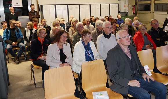 Rund 50 Besucherinnen und Besucher erlebten jetzt die Literaturpflaster-Premiere im Bildungszentrum Wittgenstein mit. (Fotos: Jens Gesper)