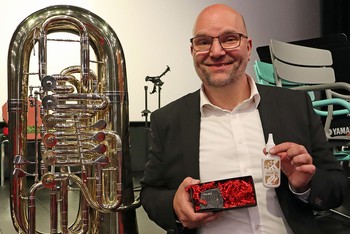 Das Ventilöl mit dem italienischen Namen 'La tromba' brachte Tubist Attila Benkö mit nach Bad Berleburg, einen Literaturpflasterstein nahm er nach dem Konzert mit. (Foto: Jens Gesper)