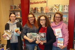 Laura Drexler, Silvia Becker, Valentina Engelhardt und Tabea Bender (von links) aus dem Team der Berleburger Buchhandlung MankelMuth präsentieren die Bücher aus der Literaturpflaster-Saison „Italien“, die seit Dezember im Dritten Ort, der Berleburger Bücherei der Zukunft, ausleihbar sind. (Foto: Jens Gesper)