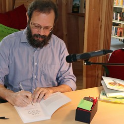 Nach den Lesungen nahm sich Gabriele Clima die Zeit, um Bücher zu signieren. (Foto: Jens Gesper)