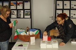 Liebevoll gestaltet die Berleburger Buchhandlung MankelMuth bei fast allen Literaturpflaster-Veranstaltungen einen Büchertisch vor, bei den Lesungen findet man den immer. (Foto: Jens Gesper)