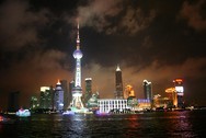 Shanghai bei Nacht (Foto: Wolfgang Stolzlechner)