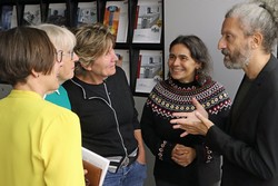 Beim Berleburger Literaturpflaster traf Gianni Solla auf begeisterte Siegerländerinnen aus Volkshochschul-Kursen, die seine Bücher sogar auf Italienisch gelesen hatten. (Foto: Jens Gesper)