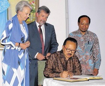 Der Eintrag in das Goldene Buch der Stadt war für den indonesischen Botschafter Dr. Ing. Fauzi Bowo eine ehrenvolle Aufgabe. (WP-Foto: Christiane Sandkuhl)