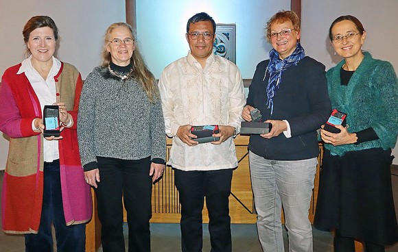 Die Berleburgerin Claudia Latzel-Binder hatte für Literaturpflaster-Hauptorganisatorin Rikarde Riedesel den Kontakt zu Dennis Solon hergestellt. Auf Einladung der Berleburger Kirchengemeinde und der Erwachsenenbildung im Kirchenkreis Siegen-Wittgenstein, vertreten durch Pfarrerin Christine Liedtke und Heike Dreisbach (von links), kam er dann nach Wittgenstein. (Foto: Stadt Bad Berleburg / Literaturpflaster)