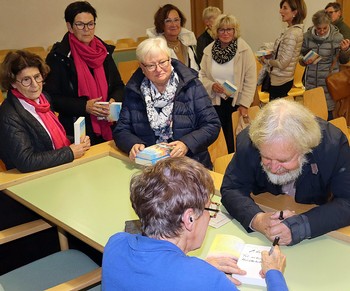 Bestseller-Autorin Gisa Pauly (l.) und Bettina Born vom Literaturpflaster-Team ergänzten sich nicht nur in den Blautönen ihrer Kleidung. (Foto: Jens Gesper)