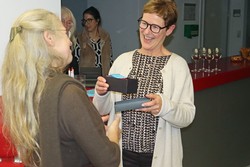 Gern nahm Anke Zinkann (rechts) von der Firma EJOT den Literaturpflasterstein aus den Händen von Hauptorganisatorin Rikarde Riedesel in Empfang. Auch in diesem Jahr war das Foyer der EJOT-Holding wieder ein perfekter Lesungsort.