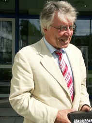 Pressekonferenz, Schirmherr Prof. Dr. Ralf Schnell vor dem Amtsgericht Bad Berleburg, 22.08.2012, Foto: Volker Gastreich (SZ)