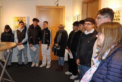 Beim Workshop im Rahmen des Kunst-Unterrichts an der Ludwig-zu-Sayn-Wittgenstein-Schule waren es morgens 20 Schülerinnen und Schüler, abends zur Ausstellungseröffnung stellten diese Jungs Fragen an Lorenzo Coltellacci . (Foto: Jens Gesper)