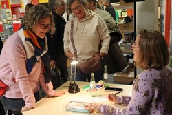 Beim Bücher-Signieren hatten alle Besucherinnen und Besucher die Möglichkeit, mit Maddalena Vaglio Tanet ins Gespräch zu kommen. Ihre hervorragenden Deutsche-Kenntnisse machten das einfach. (Foto: Jens Gesper)