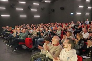 120 Zuhörende in einem komplett ausverkauften Kinosaal des Neuen Capitols in Bad Berleburg lauschen dem eigens fürs Literaturpflaster zusammengestellten Italien-Abend. (Foto: Jens Gesper)