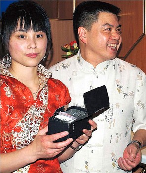 Chunxiao und Liangbo Yang Pan erhielten vom Vorsitzenden der Kulturgemeinde Berleburg, Otto Marburger, ihren Literaturpflasterstein. (SZ-Foto: Timo Karl)
