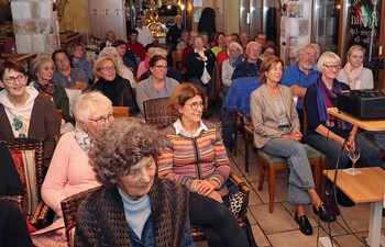 Während Felicitas Hegemann (rechts) auf ihrer Reise immer einen Bogen um große Menschen-Ansammlungen machte, sorgte sie mit ihrem Vortrag selbst für eine. (Foto: Jens Gesper)