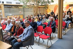 60 Besucherinnen und Besucher waren bei der Foto-Ausstellungs-Eröffnung auf dem Literaturpflaster in der Sparkasse Wittgenstein in Bad Berleburg dabei. (Foto: Jens Gesper)